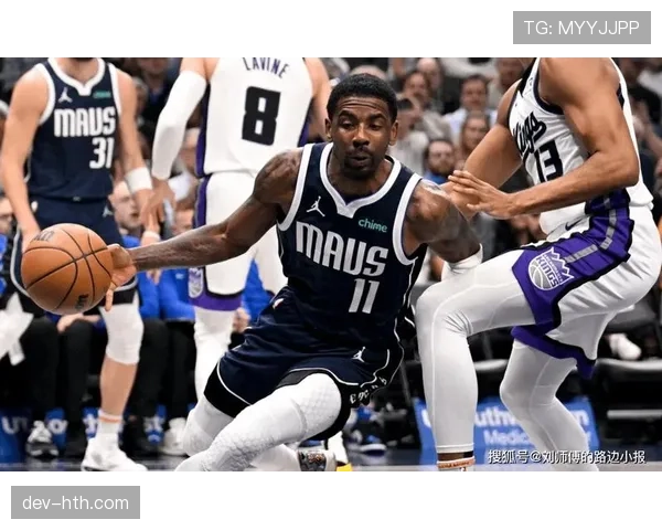 现场镜头：欧文高难度拉杆上篮后，与场边独行侠老板库班击掌